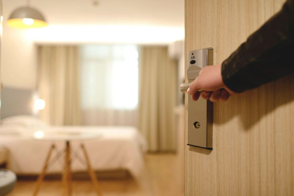 divertmind hand opening the door